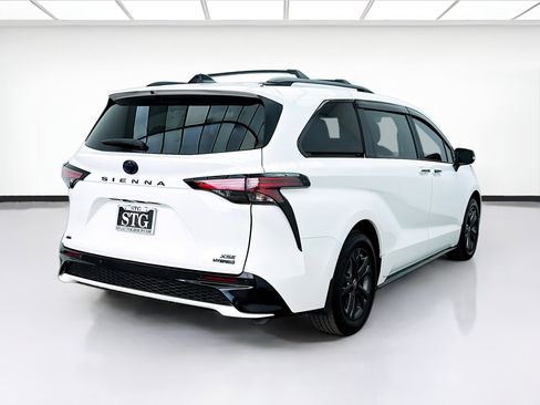 Used 2024 Toyota Sienna XSE w/ XSE Premium Package image 4