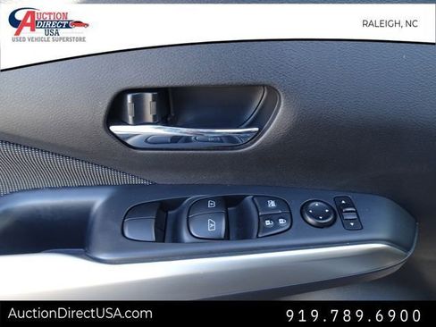 Used 2020 Nissan Kicks SV image 17