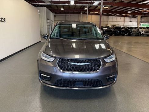 Used 2023 Chrysler Pacifica Touring-L FWD image 6