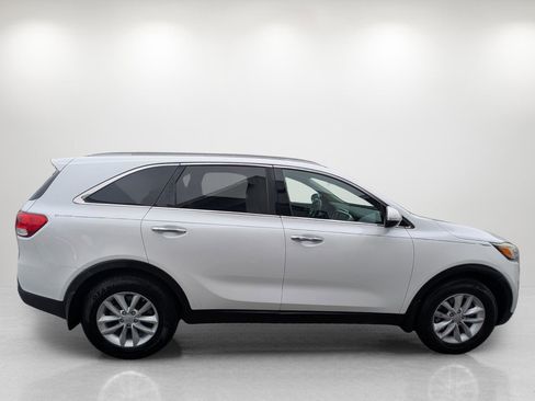 Used 2018 Kia Sorento LX image 4