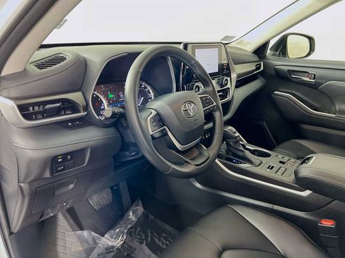 Used 2023 Toyota Highlander XLE image 9