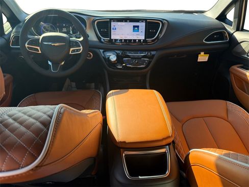 New 2026 Chrysler Pacifica Pinnacle image 10