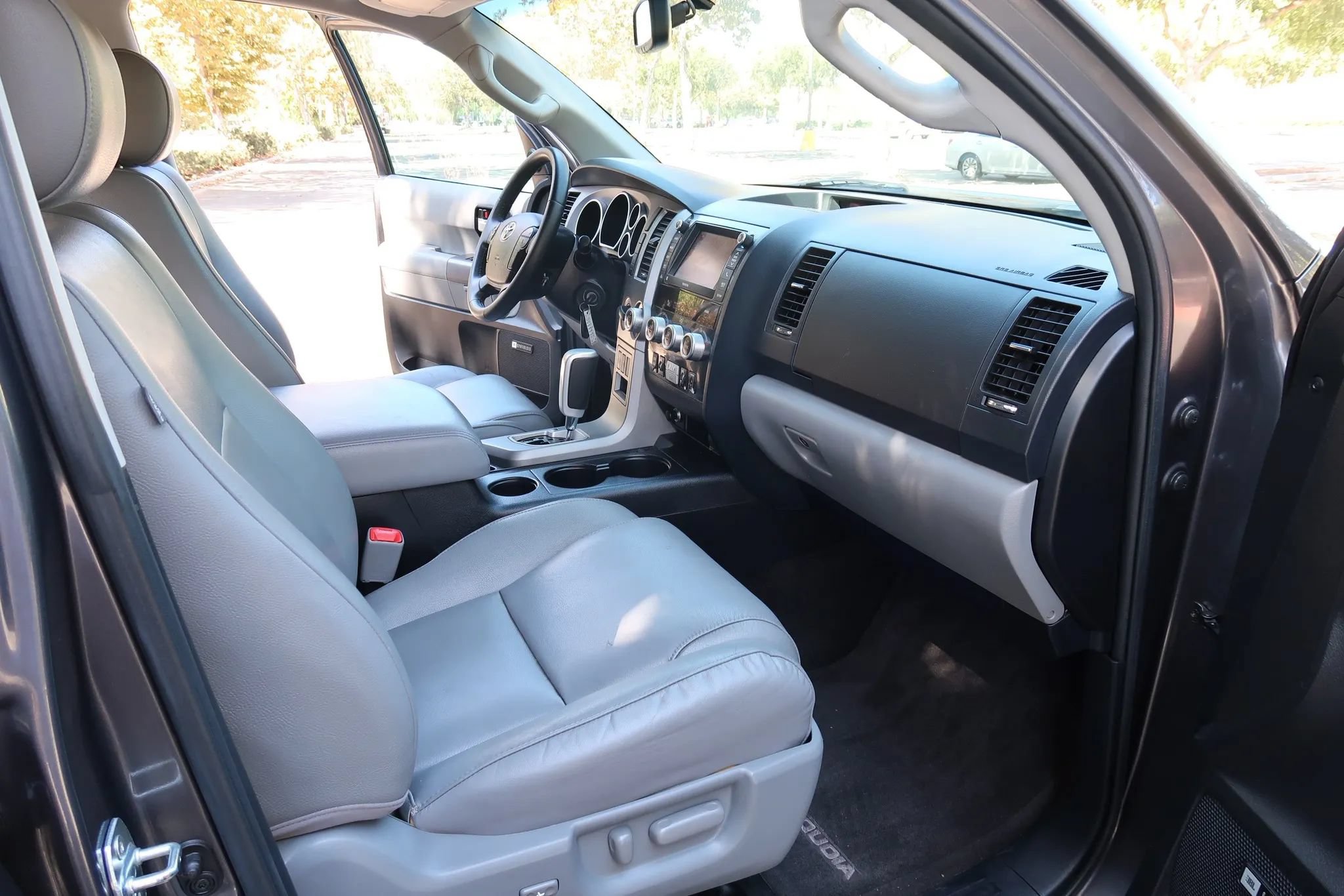 Used 2013 Toyota Sequoia Limited AWD/4WD image 24