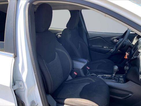 Used 2019 Jeep Cherokee Latitude w/ Popular Appearance Group AWD/4WD image 7