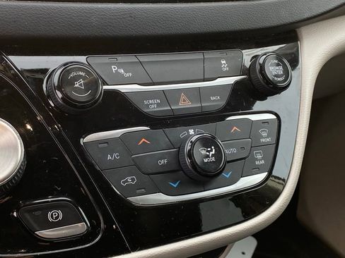 Used 2017 Chrysler Pacifica Touring-L Plus w/ Tire & Wheel Group image 17