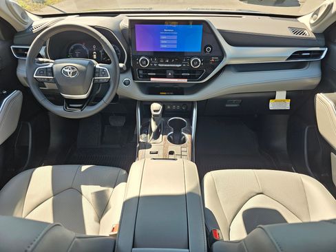 New 2026 Toyota Highlander Platinum AWD/4WD image 8