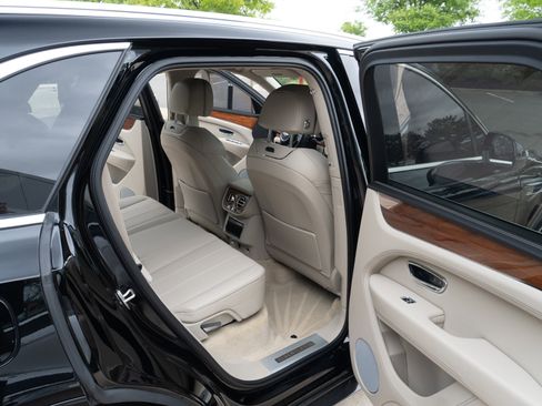 Used 2022 Bentley Bentayga AWD/4WD image 17
