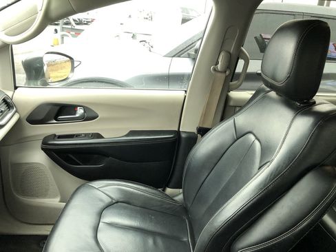 Used 2022 Chrysler Pacifica Touring-L image 24