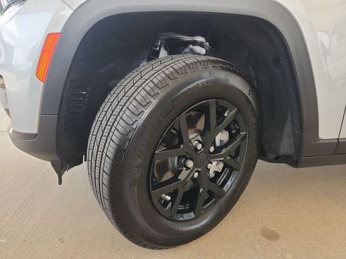 Used 2024 Jeep Grand Cherokee L Altitude RWD image 33