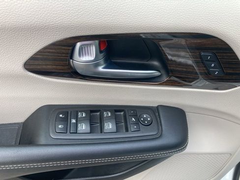 Used 2023 Chrysler Pacifica Limited FWD image 20