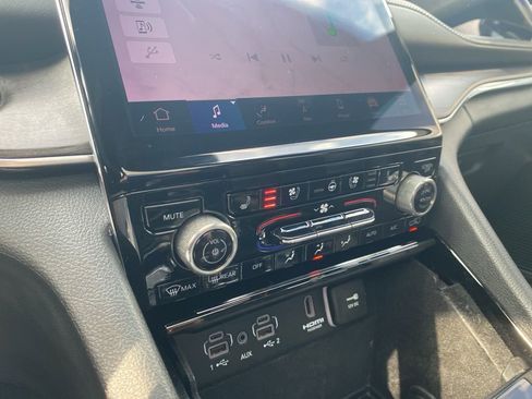 Used 2022 Jeep Grand Cherokee Overland AWD/4WD image 28