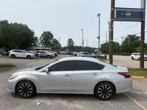 Used 2018 Nissan Altima 2.5 SV FWD image 1