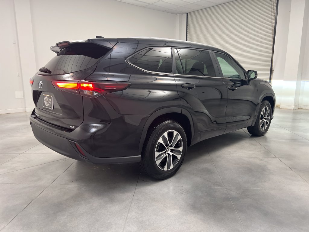 Used 2025 Toyota Highlander XLE FWD image 9