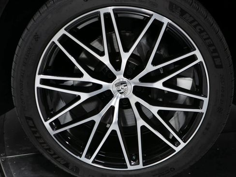 Certified 2025 Porsche Macan image 13