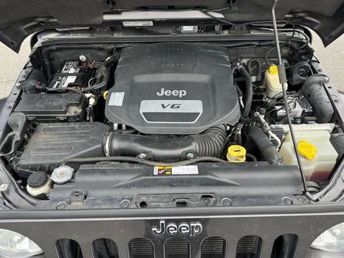Used 2014 Jeep Wrangler Unlimited Sahara w/ Connectivity Group AWD/4WD image 28