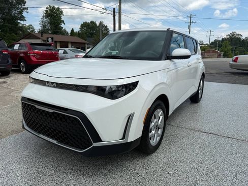 Used 2024 Kia Soul LX w/ Option Group 015 FWD image 2
