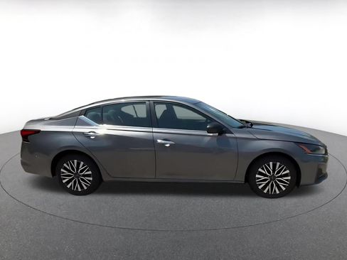 Used 2025 Nissan Altima 2.5 SV FWD image 13