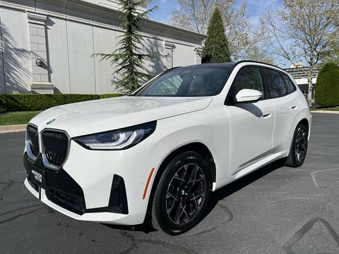 Used 2025 BMW X3 xDrive30i AWD/4WD image 3