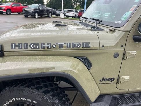 Used 2025 Jeep Gladiator Sport AWD/4WD image 3