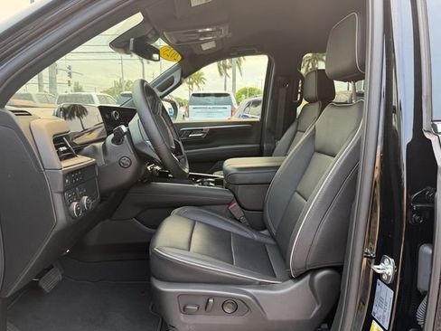Used 2025 Chevrolet Suburban Premier AWD/4WD image 12