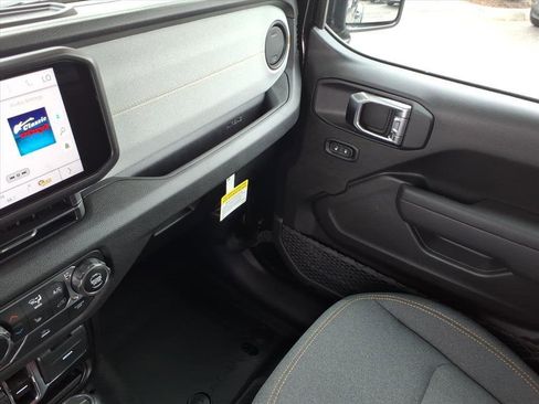 New 2025 Jeep Gladiator Sport image 18