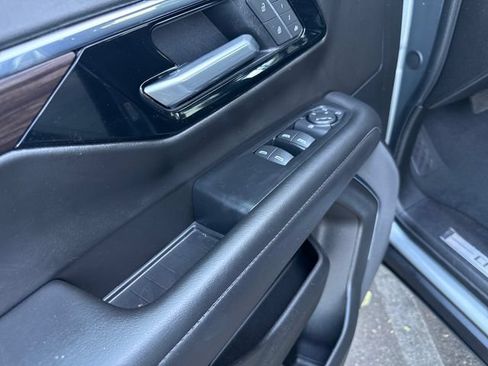 Used 2025 Chevrolet Suburban Z71 AWD/4WD image 11