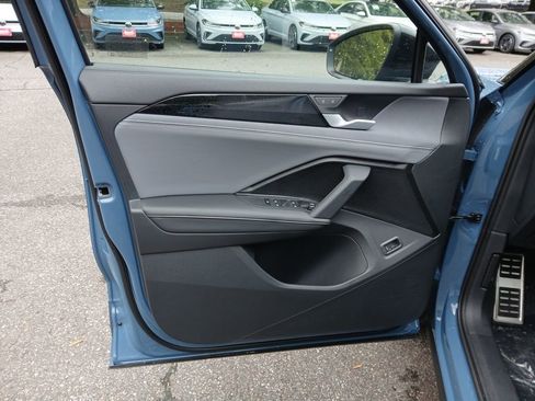 New 2025 Volkswagen Tiguan SE R-Line image 10