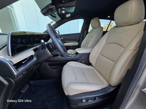 Used 2024 Cadillac XT4 Premium Luxury w/ Cold Weather Package image 10