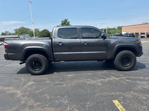 Used 2020 Toyota Tacoma TRD Off-Road w/ Technology Package AWD/4WD image 16