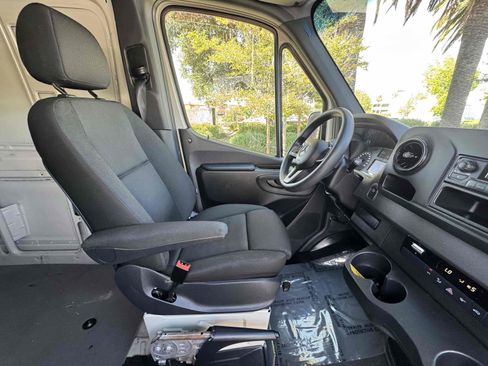 Used 2022 Mercedes-Benz Sprinter 1500 image 5