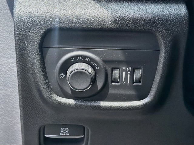 Used 2024 Jeep Grand Cherokee Altitude RWD image 11