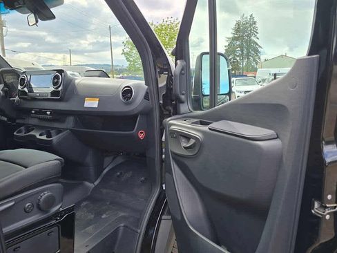 Used 2025 Mercedes-Benz Sprinter 2500 image 10