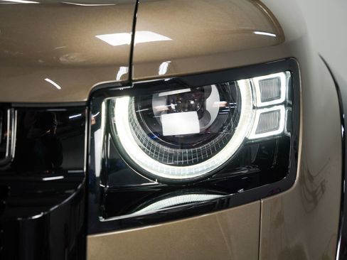 Used 2025 Land Rover Defender 110 X-Dynamic SE image 15