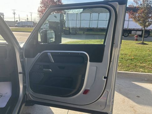 Used 2022 Land Rover Defender 90 X-Dynamic S image 32