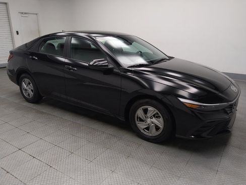 Used 2025 Hyundai Elantra SE FWD image 11