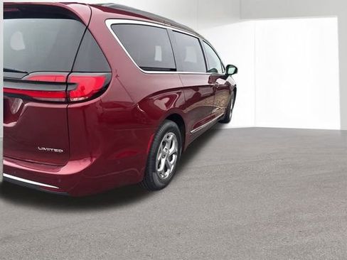 Used 2023 Chrysler Pacifica Limited image 6