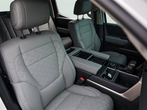 Used 2024 Toyota Tundra Limited image 34