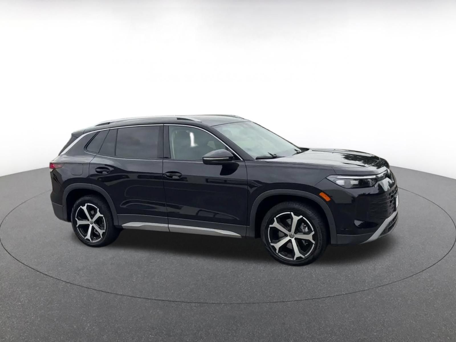 Used 2026 Volkswagen Tiguan SE AWD/4WD image 2