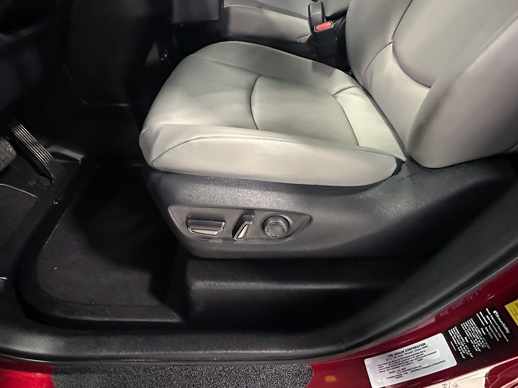 Used 2026 Toyota Sienna XLE FWD image 18