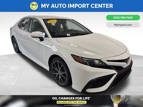 Used 2021 Toyota Camry SE image 1
