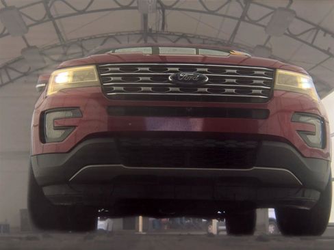 Used 2017 Ford Explorer Limited FWD image 3
