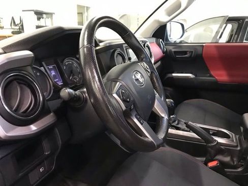 Used 2018 Toyota Tacoma SR5 AWD/4WD image 11