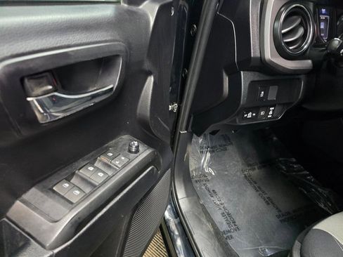 Used 2020 Toyota Tacoma TRD Off-Road image 14