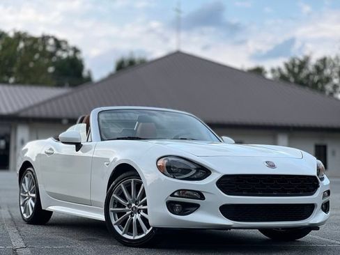 Used 2018 FIAT 124 Spider Lusso w/ Convenience Group RWD image 3