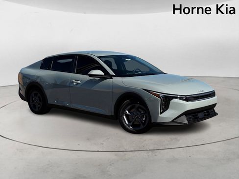 New 2025 Kia K4 LXS image 2