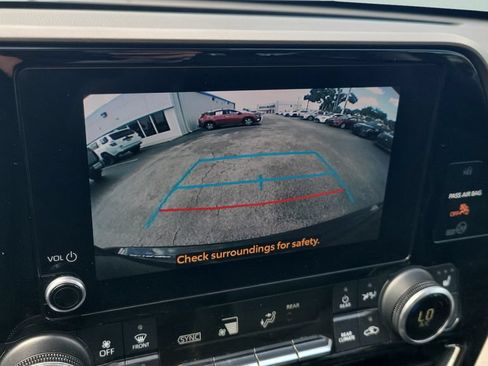 Used 2023 Toyota Highlander XLE FWD image 18