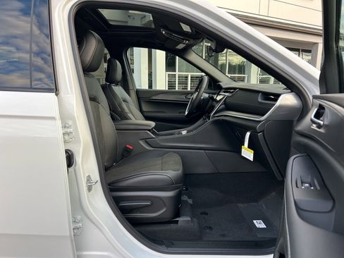 New 2025 Jeep Grand Cherokee Altitude image 8