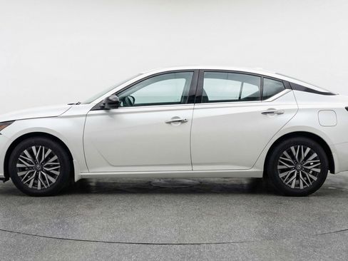 Used 2025 Nissan Altima 2.5 SV FWD image 5