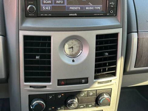 Used 2008 Chrysler Town & Country Touring FWD image 20