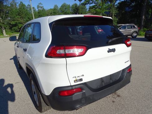 Used 2017 Jeep Cherokee 4WD Sport image 6